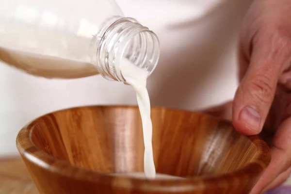 Выливание Молока Деревянную Чашу — стоковое фото