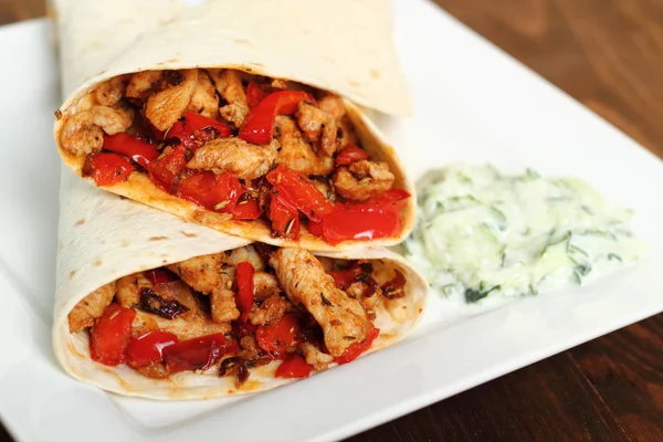 Tortilla Com Frango Pimentão Tzatziki — Fotografia de Stock