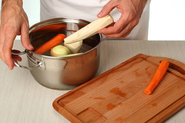 野菜を鍋に入れる 野菜のブイヨン作り — ストック写真