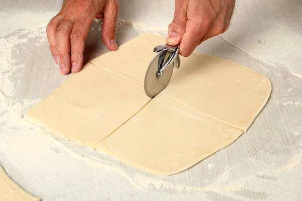 Deeg Vierkante Stukjes Snijden Chocolade Croissants Maken Met Bladerdeeg — Stockfoto