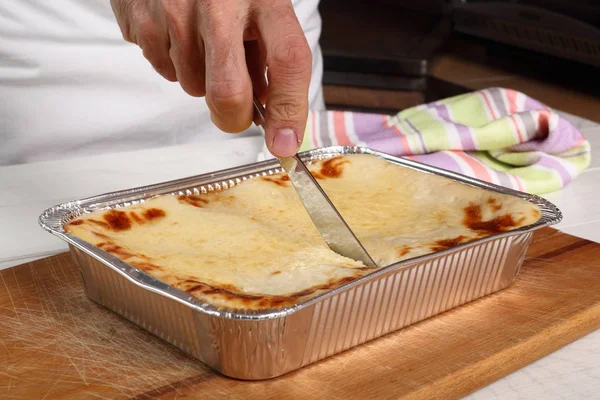 Lasagne Bolognese Snijden Wegwerpvaat — Stockfoto