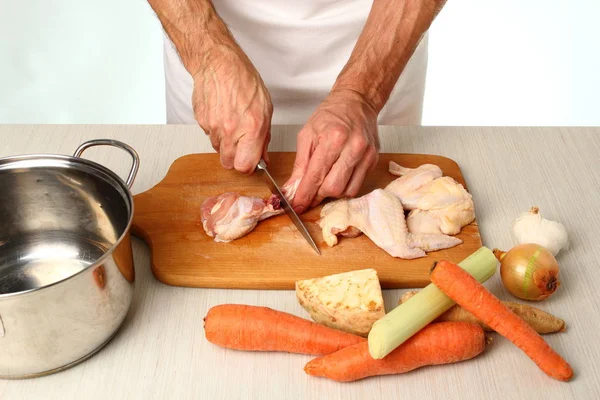Tavuk Kanadı Kesiyorum Tavuk Çorbası Pişiriyorum — Stok fotoğraf