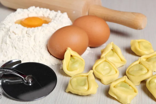 Göra Tortellini Fylld Med Spenat Och Ricotta — Stockfoto