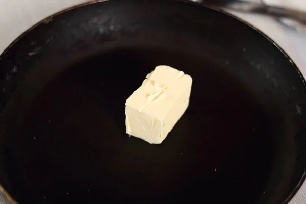 フライパンのバター部分 ポテトとネギのフィロパイを作る シリーズ — ストック写真