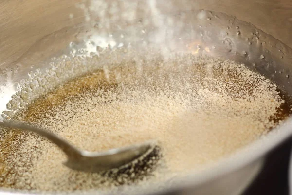 Witte Broodkruimels Steelpan Gieten Met Goudsiroop Het Maken Van Shooly — Stockfoto