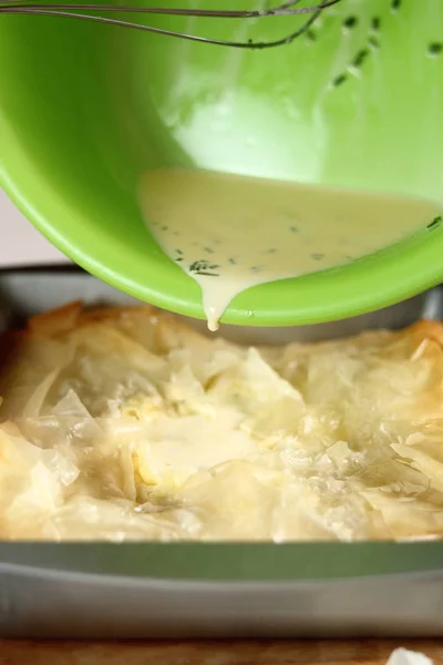 Häll Ägg Och Grädde Blandningen Paj Göra Potatis Och Purjolök — Stockfoto