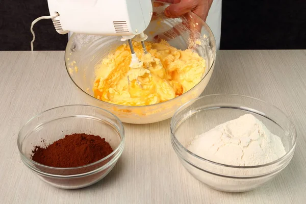 Eieren Met Boter Mengen Chocoladekoekjes Maken — Stockfoto