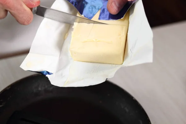 Aggiungere Pezzo Burro Nella Padella Preparare Patate Leek Filo Pie — Foto Stock