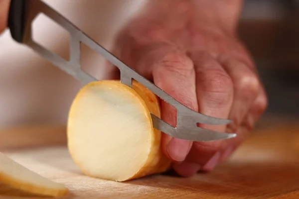 Affettare Formaggio Affumicato Vicino — Foto Stock