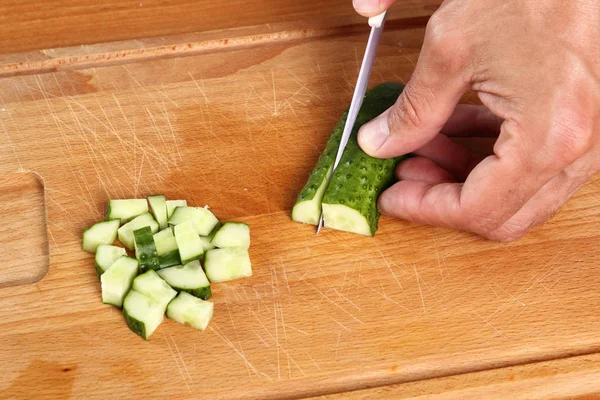 Dicing Pepino Perto — Fotografia de Stock