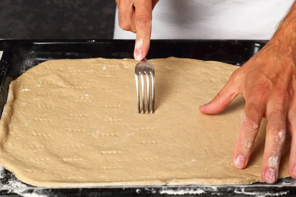 Збираємо Тісто Виделкою Виготовлення Плоского Хліба — стокове фото