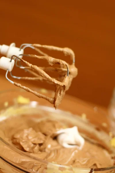 チョコレートスポンジケーキを作る — ストック写真