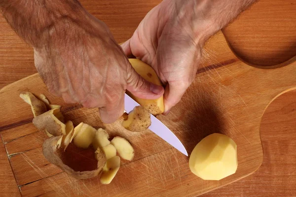 Чистить Картошку Ножом Прямая Отмена — стоковое фото