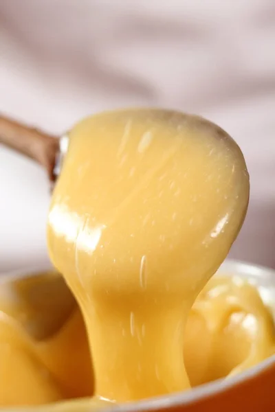 Pronto Para Comer Fazendo Maionese Com Uma Colher Madeira — Fotografia de Stock