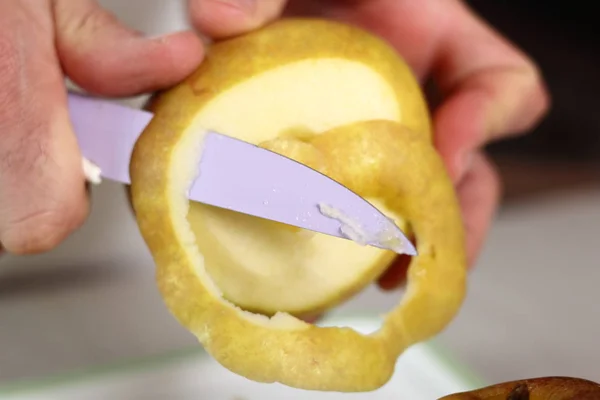 Очищаю Яблоко Создание Filo Pastry Topped Apple Pie Series — стоковое фото