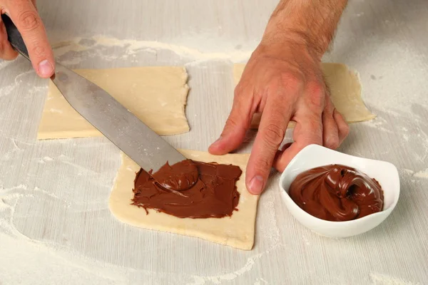 Diffondere Cioccolato Preparare Croissant Cioccolato Con Pasticceria Sfoglia — Foto Stock