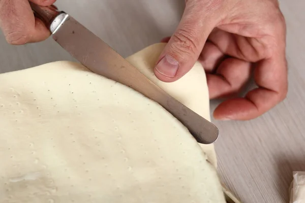 Überschüssigen Blätterteig Mit Einem Messer Abschneiden Herstellung Von Birnenkuchen Tatin — Stockfoto