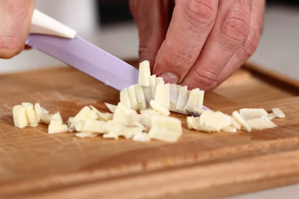 Cortando Ajo Haciendo Pollo Queso Puerro Serie Parcela —  Fotos de Stock