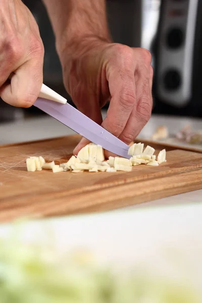 Knoblauch Scheiben Schneiden Herstellung Von Hühner Käse Und Porree Paketserien — Stockfoto