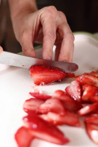 Cortando Fresas Hacer Serie Tartas Queso Fresa Congelada — Foto de Stock