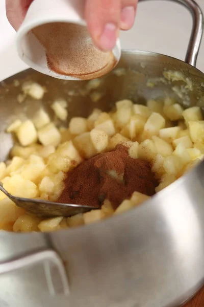 Выливаю Порошок Корицы Яблочную Начинку Создание Filo Pastry Topped Apple — стоковое фото