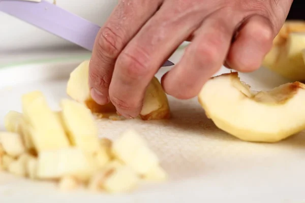 Нарезаю Яблоко Создание Filo Pastry Topped Apple Pie Series — стоковое фото