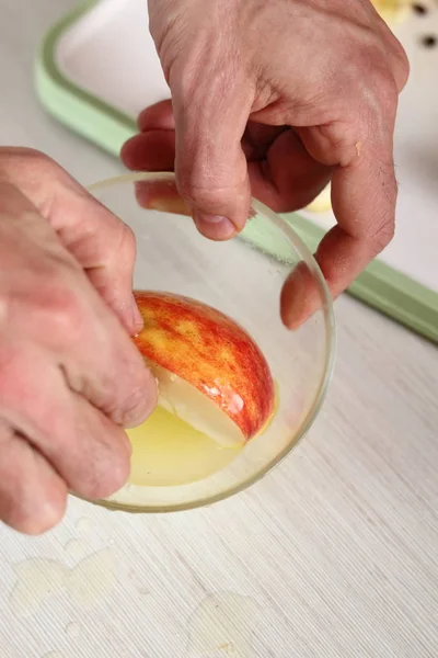 Mezcle Cuartos Manzanas Jugo Limón Hacer Tarte Tatin Apple Con — Foto de Stock