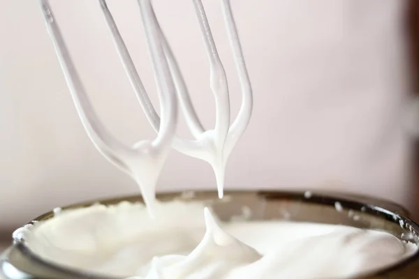 White Egg Peaks Making Frozen Strawberry Cheesecake Series — Stock Photo, Image