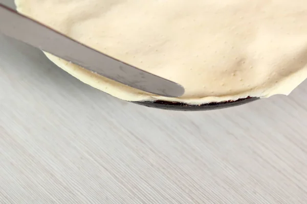 Klipp Bort Överskott Smördeg Med Kniv Göra Päron Tarte Tatin — Stockfoto