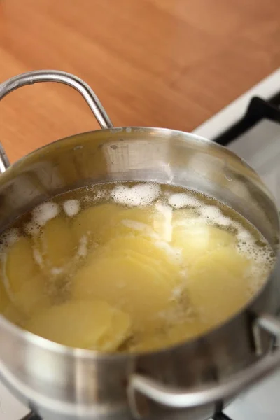 Aardappelschijfjes Pan Met Kokend Water Aardappel Prei Filo Taart Maken — Stockfoto