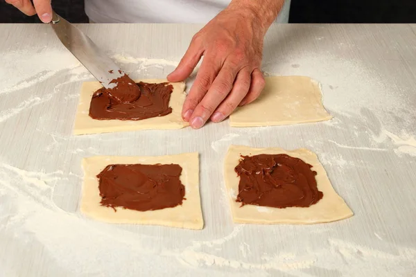 Difundir Chocolate Hacer Croissants Chocolate Con Hojaldre —  Fotos de Stock
