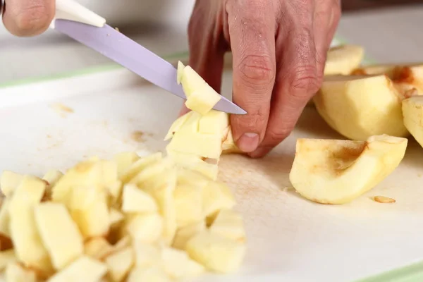 Нарезаю Яблоко Создание Filo Pastry Topped Apple Pie Series — стоковое фото