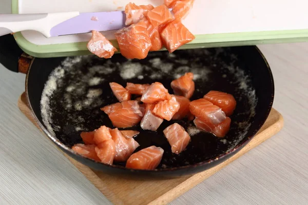 Lachs Die Pfanne Geben Lachs Blätterteigserie — Stockfoto