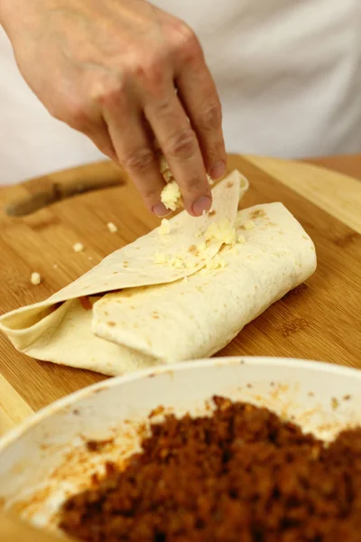 Sığır Etli Enchilada Tortilla Yapıyorum Seri — Stok fotoğraf