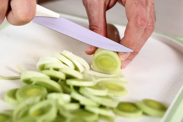 Cortar Alho Porro Fazendo Frango Queijo Leek Parcel Series — Fotografia de Stock