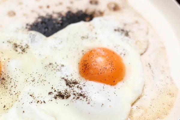 Göra Soliga Sidan Upp Ägg Med Svartpeppar Och Salt — Stockfoto