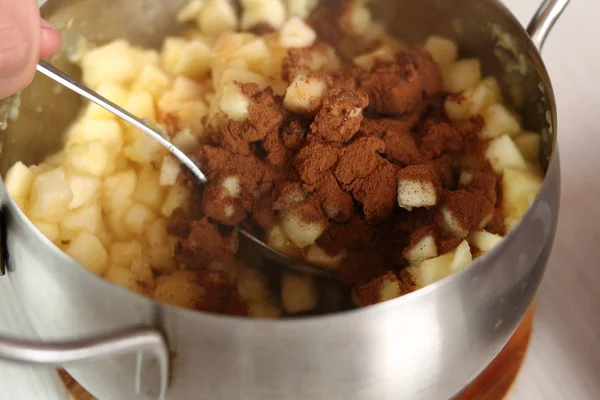 Blandning Kanelpulver Och Äppelfyllning Göra Filo Bakverk Toppade Apple Pie — Stockfoto