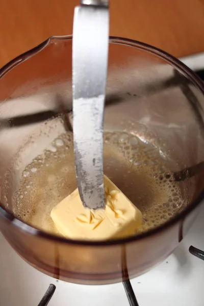 Boter Smelten Een Glazen Pan Aardappel Prei Filo Taart Maken — Stockfoto