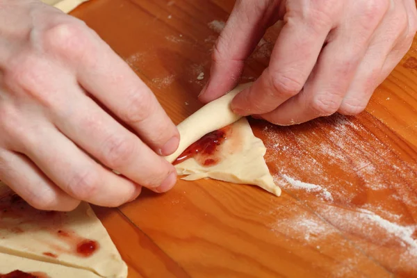 Fazendo Biscoitos Croissant Com Jam — Fotografia de Stock