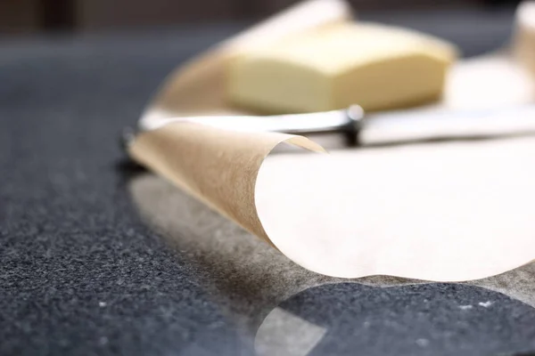 Butter Auf Pergamentpapier Und Tischmesser Schneiden — Stockfoto