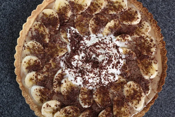 Bostońskie Ciasto Banoffee Ciasto Biszkoptowe Karmelowym Nadzieniem Krówkowym Polewą Bananową — Zdjęcie stockowe