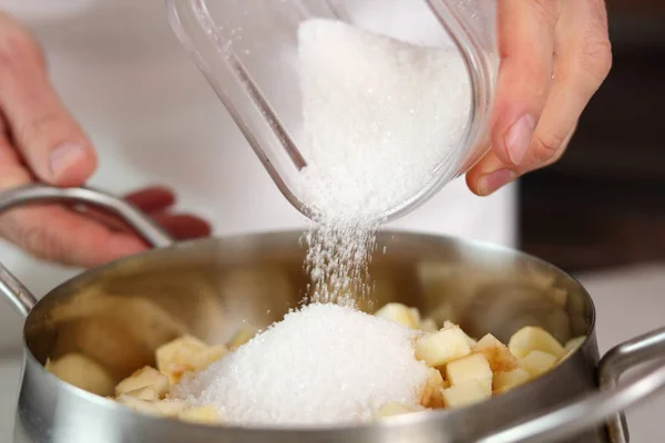 Menuang Gula Dalam Saus Dengan Irisan Apel Membuat Pastri Filo — Stok Foto