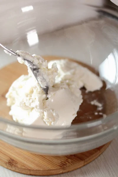 Transfer Ricotta Bowl Making Frozen Strawberry Cheesecake Series — Stock Photo, Image