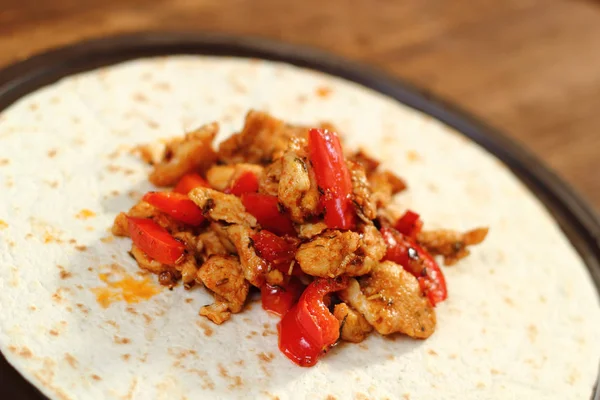 Fazendo Tortilla Com Frango Pimentão Série — Fotografia de Stock