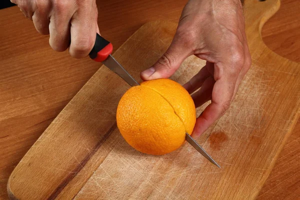 オレンジを半分に切る — ストック写真