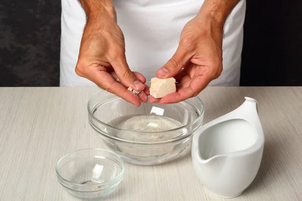 Hacer Levadura Agregar Levadura Fresca Tazón Con Agua Aceite Hacer — Foto de Stock