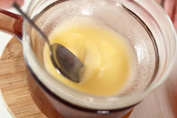 融化的黄油 制作冷冻草莓芝士蛋糕系列 — 图库照片