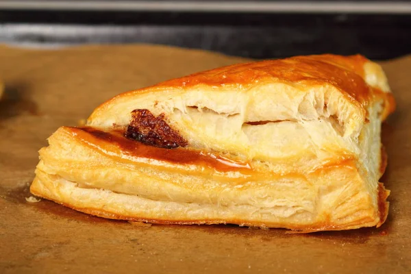 Pastelaria Recém Assada Assadeira Fazer Croissants Chocolate Com Massa Folhada — Fotografia de Stock