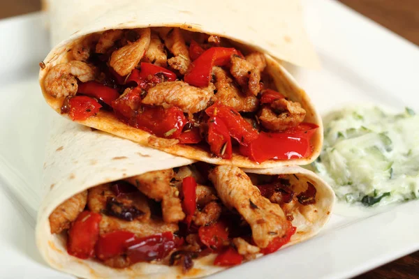 Tortilla Con Pollo Peperone Tzatziki — Foto Stock