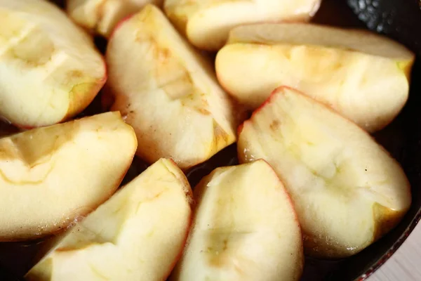 Предварительно Приготовленные Яблоки Сковороде Производство Apple Tarte Tatin Серией Корицы — стоковое фото